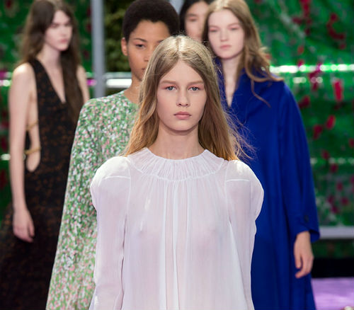 Хэцүү амьдралд өссөн София охин Dior -ын нүүр царай болж чаджээ